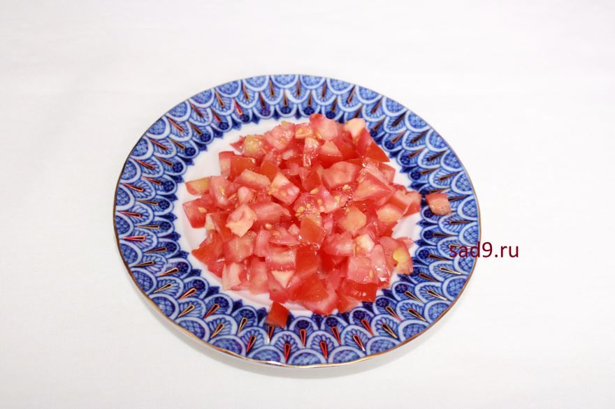 Салат с семгой слабосоленой и помидорами