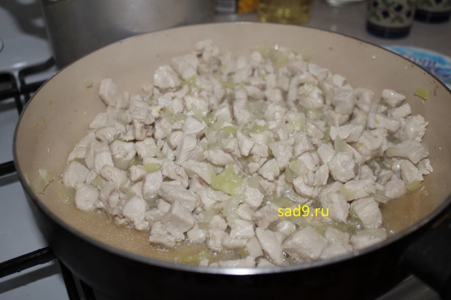 Жюльен из курицы с грибами, способ приготовления пошагово