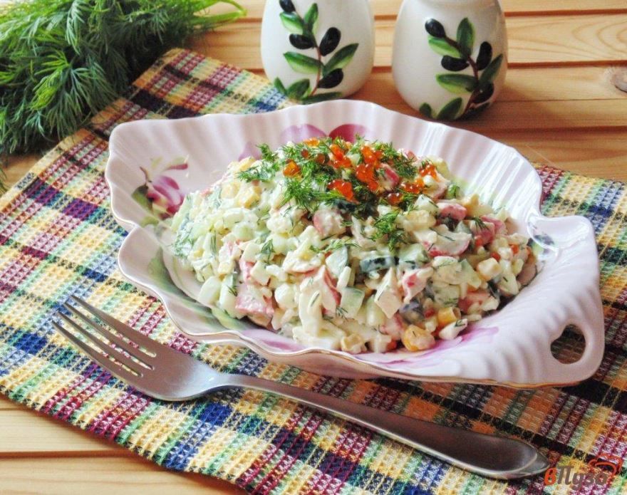 Крабовый салат с рисом и огурцом