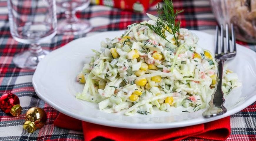 Крабовый салат с капустой и кукурузой