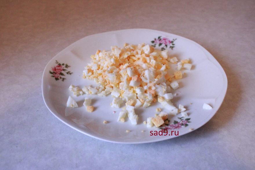 Салат с крабовыми палочками в домашних условиях - яйцо порезать мелко кубиками
