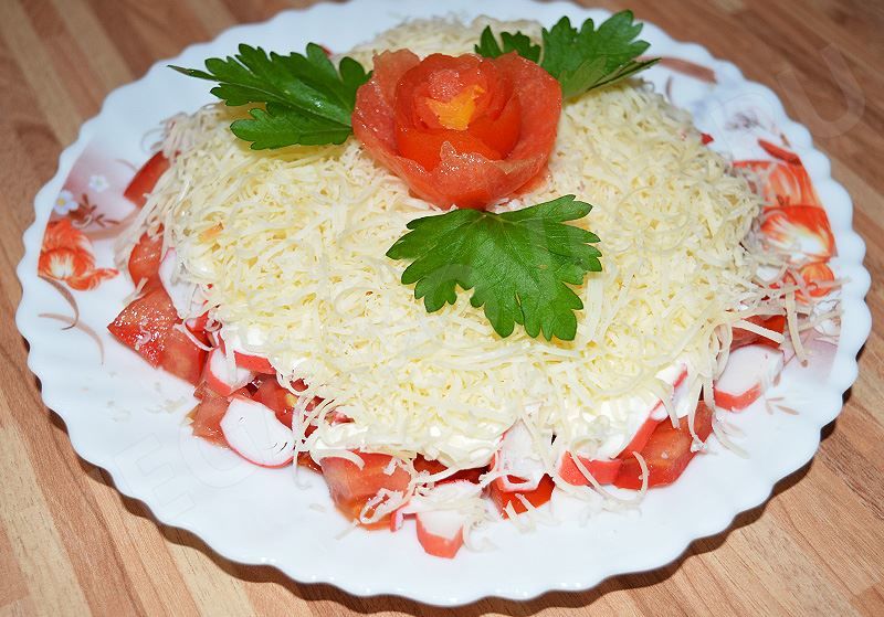 Салат крабовые палочки, помидоры, сыр